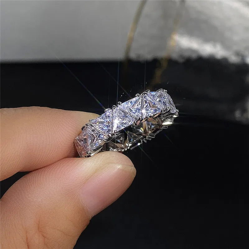 Anel Cravejado Com Zircônia Em Triangulo